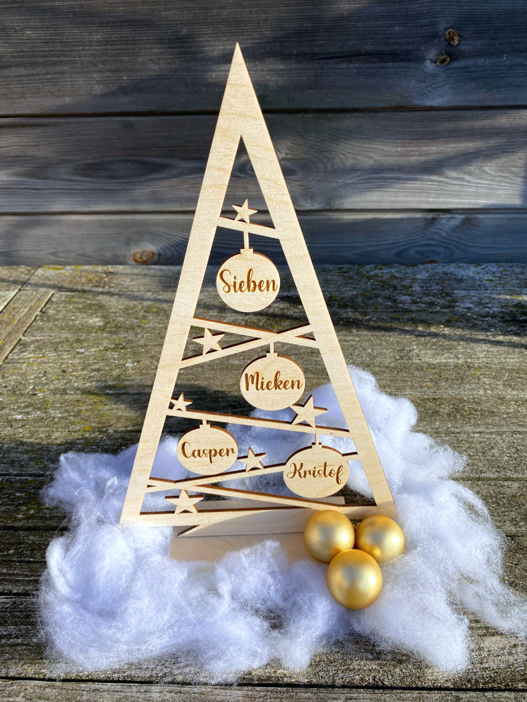 Houten kerstboom met namen front view