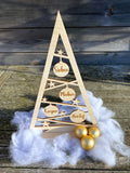 Houten kerstboom met namen front view