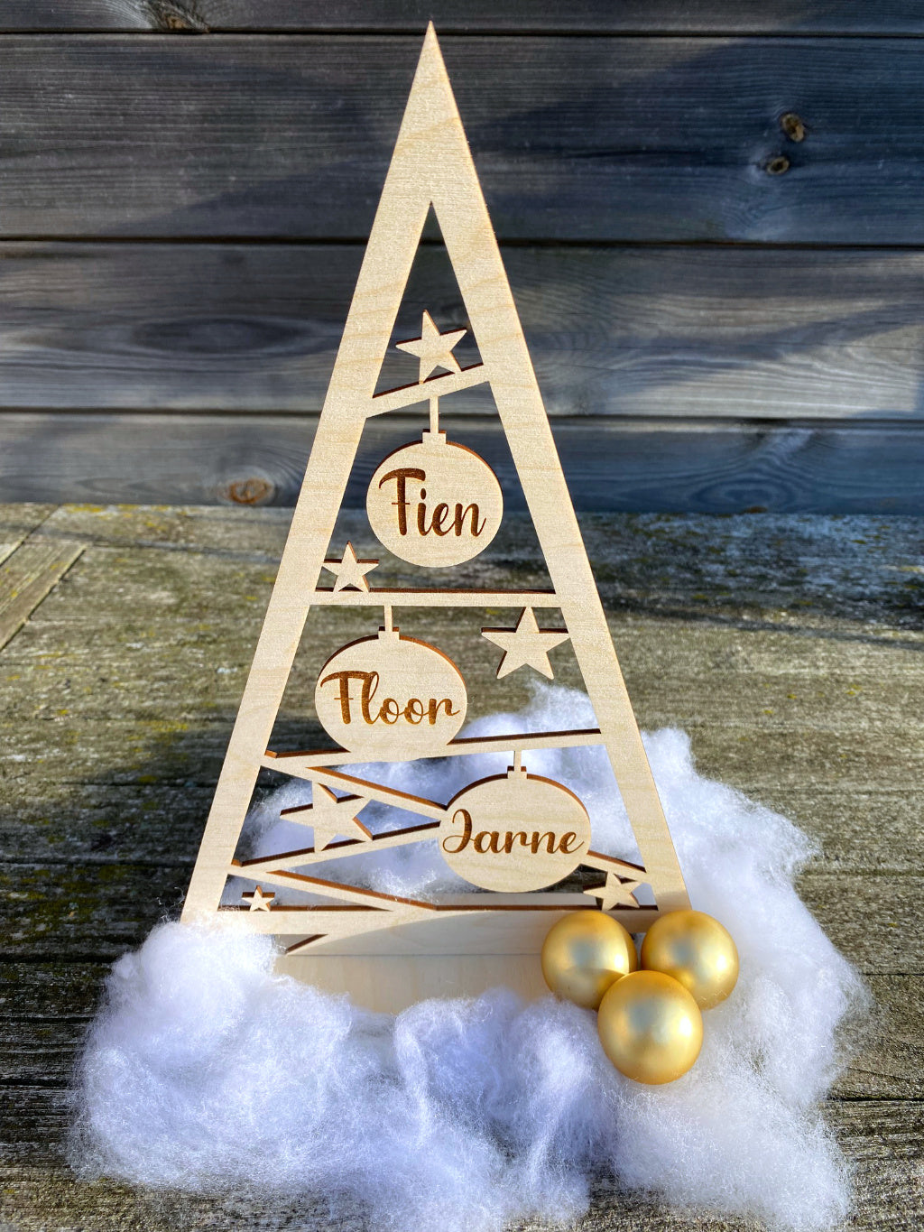 Houten kerstboom met namen detail