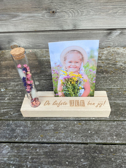 Fotoplankje met buisje en droogbloemen juf front view
