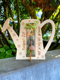 houten gieter met buisje gevuld met blossombs front view