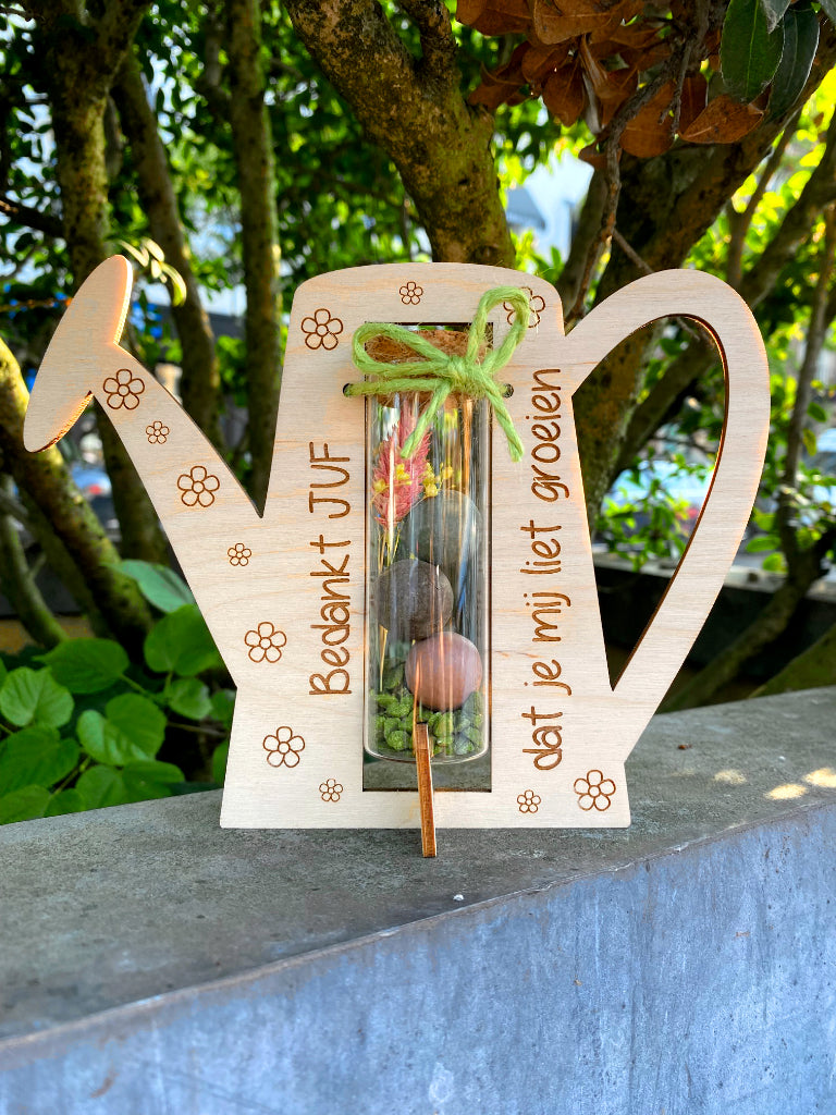 houten gieter met buisje gevuld met blossombs front view