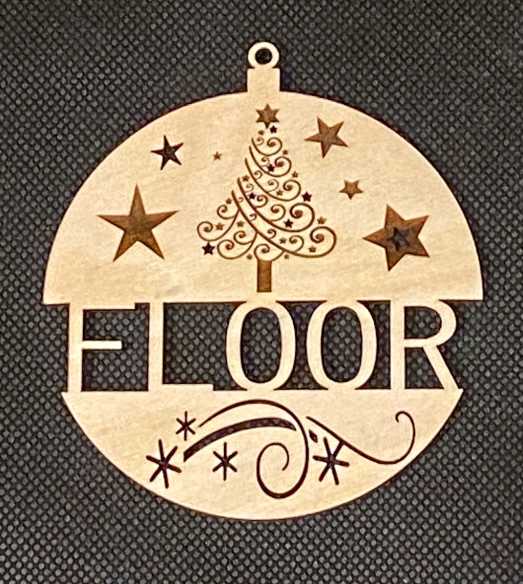 gepersonaliseerde kerstbal in hout detail