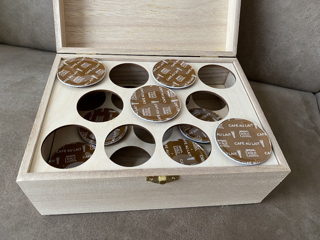 houten kist voor koffiecups detail