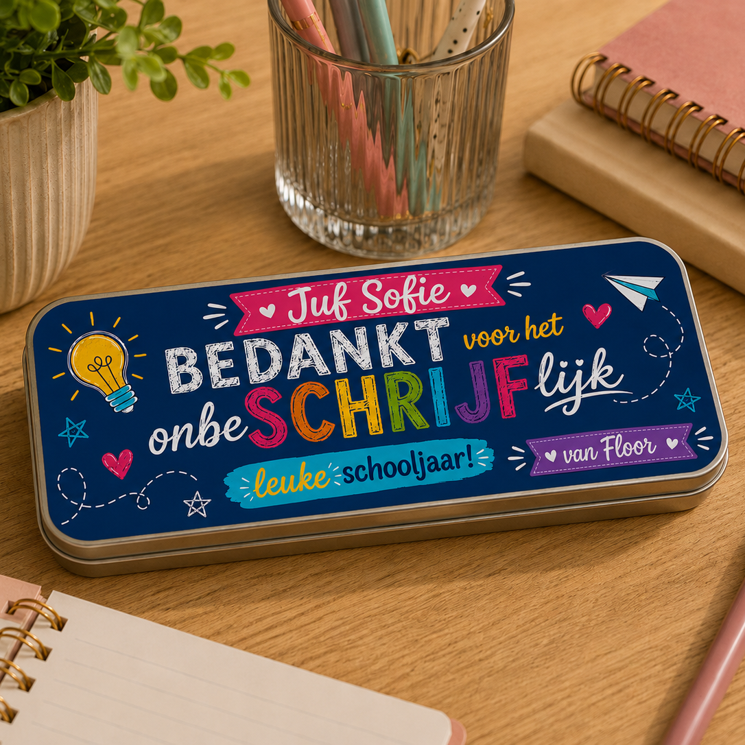Donkerblauw metalen pennendoosje met kleurrijke tekst en illustraties, gepersonaliseerd voor juf of meester.