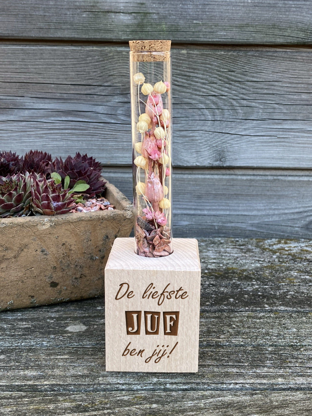 Blokje met droogbloemen in buisje juf view 6