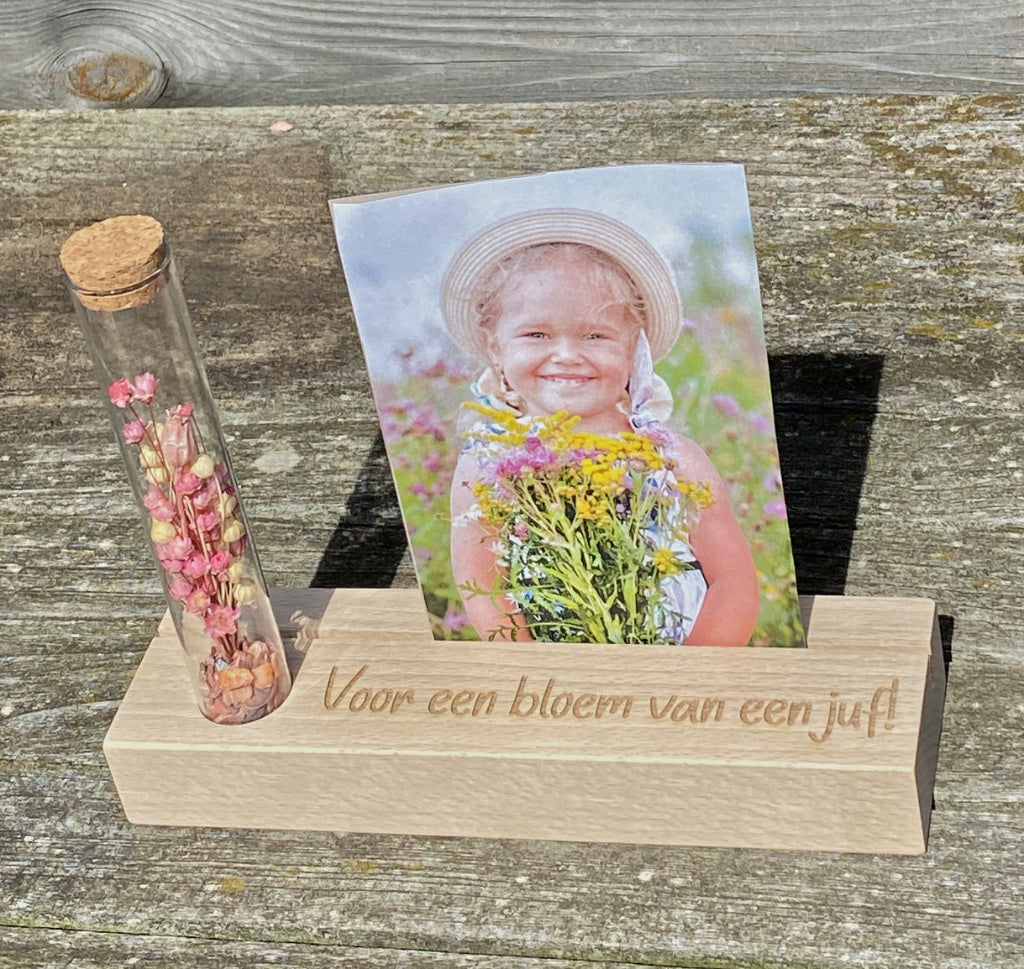 Fotoplankje met buisje en droogbloemen juf detail