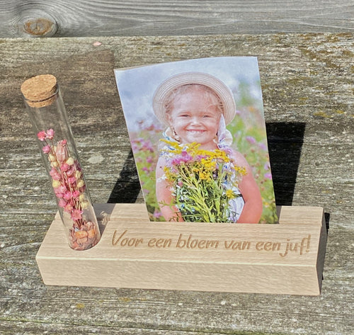 Fotoplankje met buisje en droogbloemen juf detail