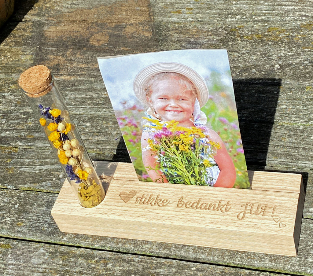 Fotoplankje met buisje en droogbloemen juf lifestyle