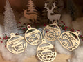 kerstbal met gegraveerde naam kerstfiguren front view