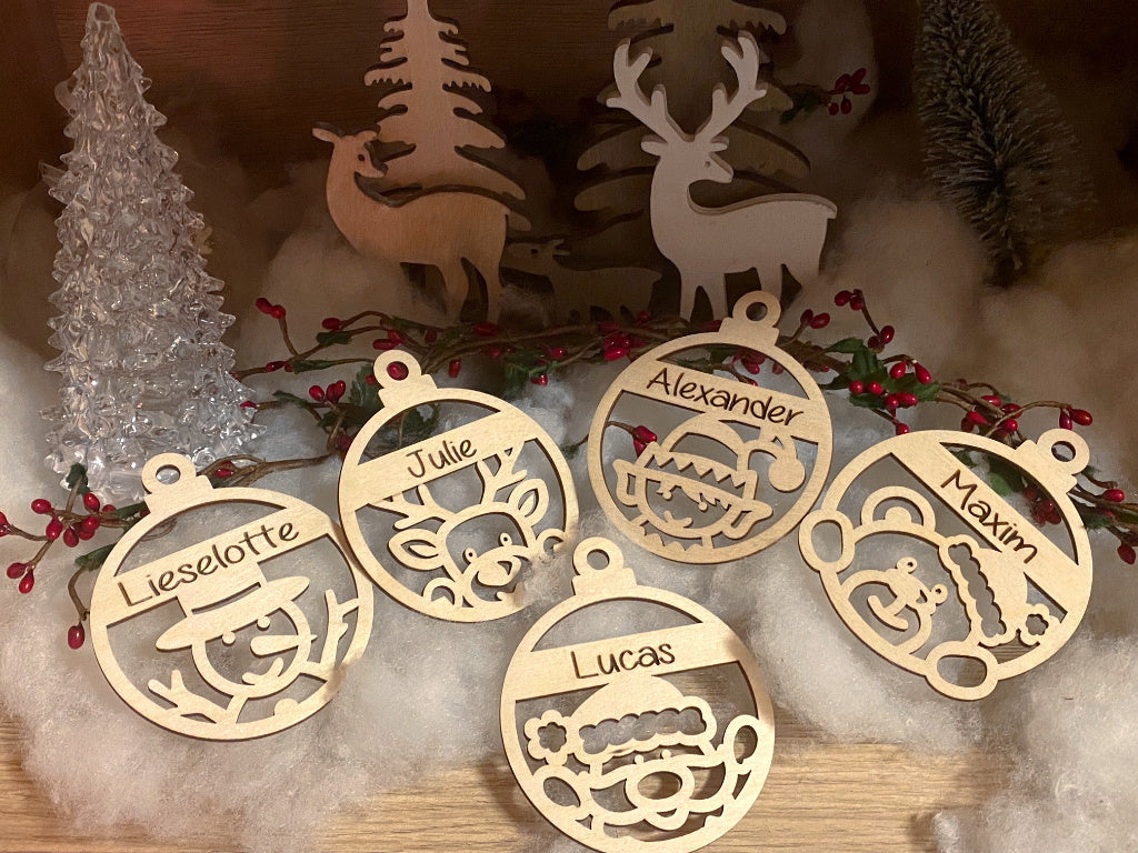 kerstbal met gegraveerde naam kerstfiguren front view