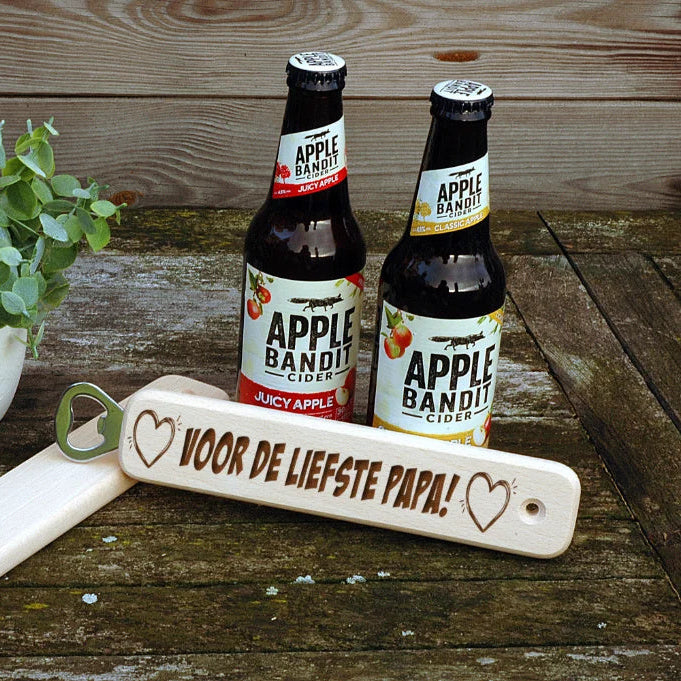 houten flesopener met metalen opener, licht van kleur, langwerpig met hartjes en gepersonaliseerde tekst in het midden