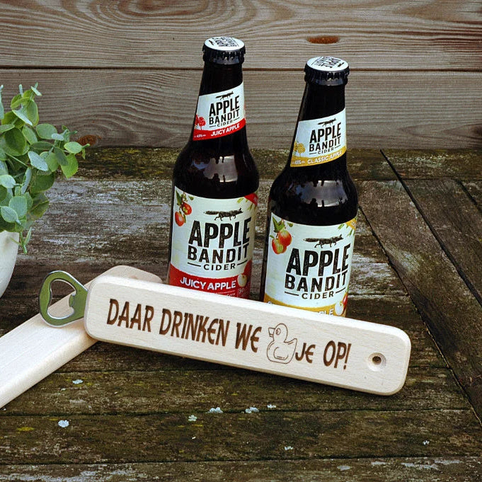 Grote houten flesopener met metalen opening en gegraveerde tekst met eendje in lichte en donkere bruin.
