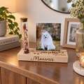 Houten fotoplankje met droogbloemen en gepersonaliseerde tekst met pootafdrukken en hondennaam.