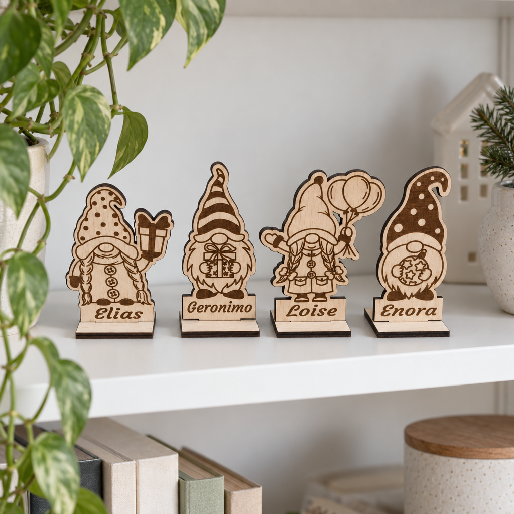 Set van vier houten gnoom naambordjes met gepersonaliseerde namen en verschillende hoed- en cadeauontwerpen.