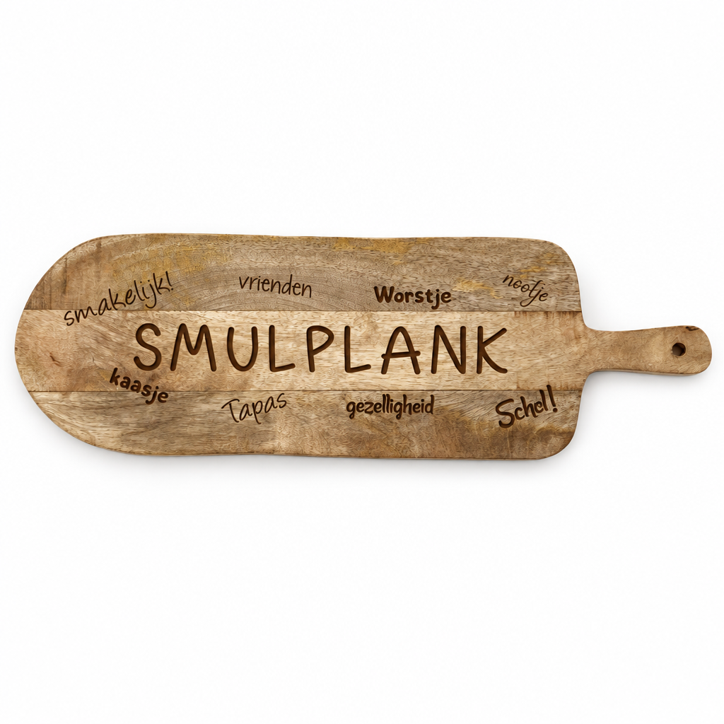 Langwerpige tapasplank van mangohout met handvat en gegraveerde woorden zoals "SMULPLANK" en andere kleine teksten.
