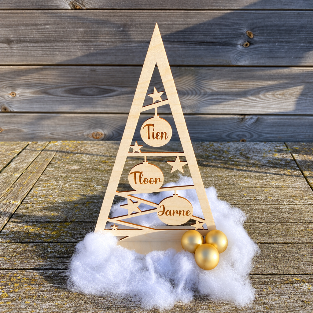 Houten kerstboomvorm met uitsneden van sterren en drie ballen met de namen Tien, Floor en Jarne, naturel houtkleur.