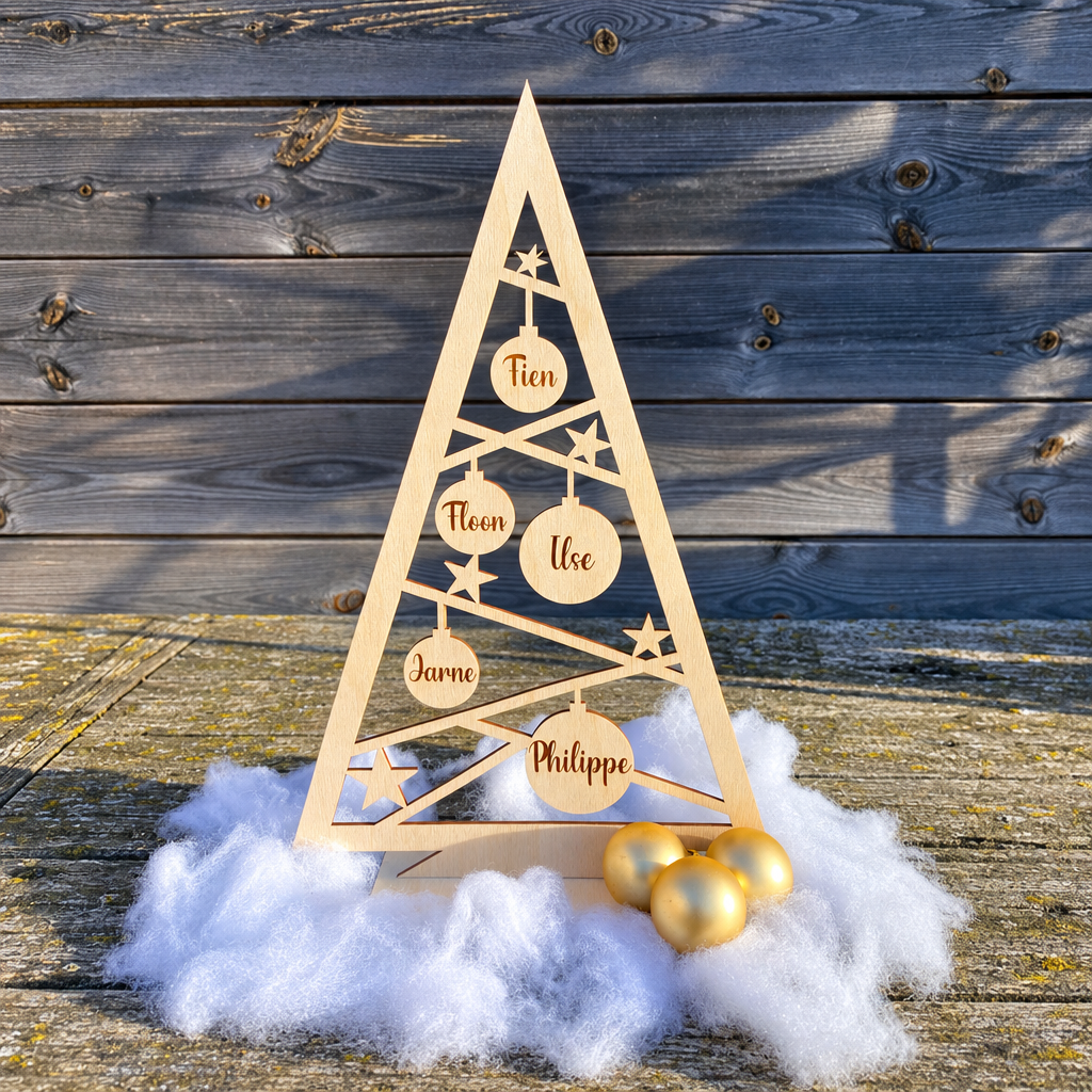 Houten kerstboom in driehoekige vorm met uitgesneden sterren en vijf houten kerstballen met gepersonaliseerde namen.