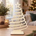 Houten spiraalvormige kerstboom met uitsnedes van namen en sterren in lichtkleurig hout.