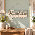 Houten verjaardagskalender met uitgesneden tekst "Family Birthdays", maanden en hangende hartjes en rondjes met namen.