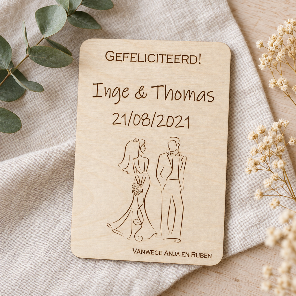 Houten wenskaart huwelijk met gravure van bruidspaar, namen Inge & Thomas, datum 21/08/2021 en tekst vanwege Anja en Ruben.