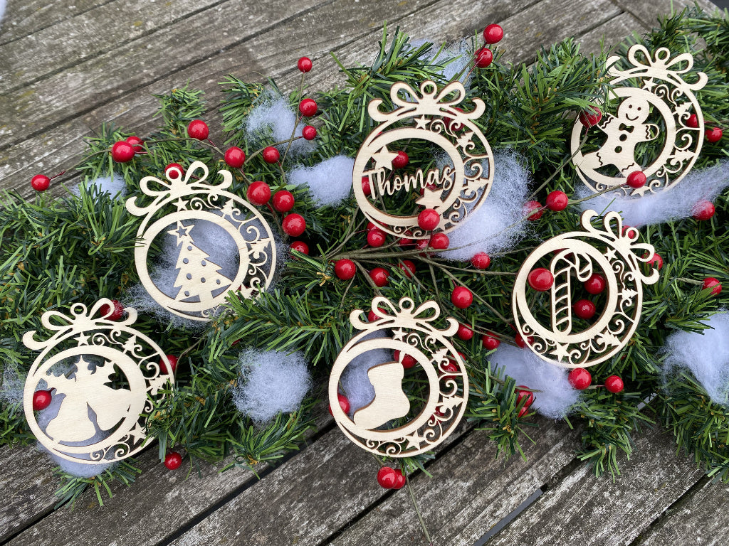 kerstballen met strik en 1 met naam