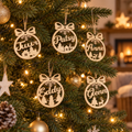 Ronde houten kerstbal met strik, sneeuwvlok en wintermotieven, gepersonaliseerd met namen als Juur, Patsy, Anne, Eddy en Glenn.