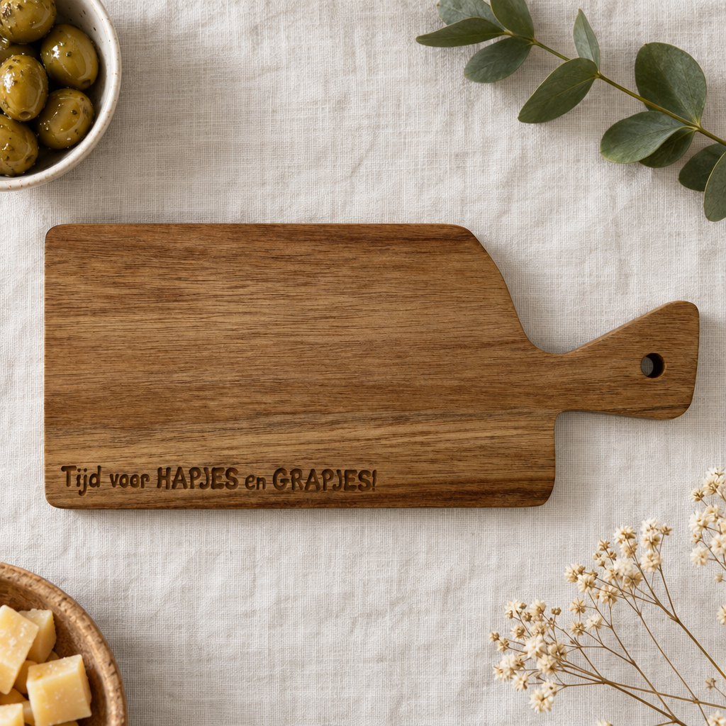 Kleine rechthoekige houten hapjesplank met handvat en gegraveerde tekst "Tijd voor HAPJES en GRAPJES" in donker hout.