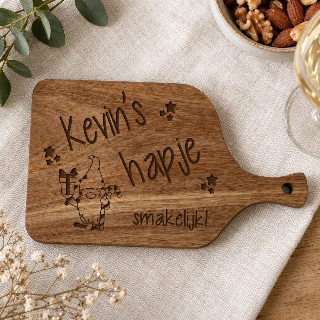 Klein houten hapjesplankje met handvat, gravering van naam "Kevin's hapje", een kabouter en sterren.