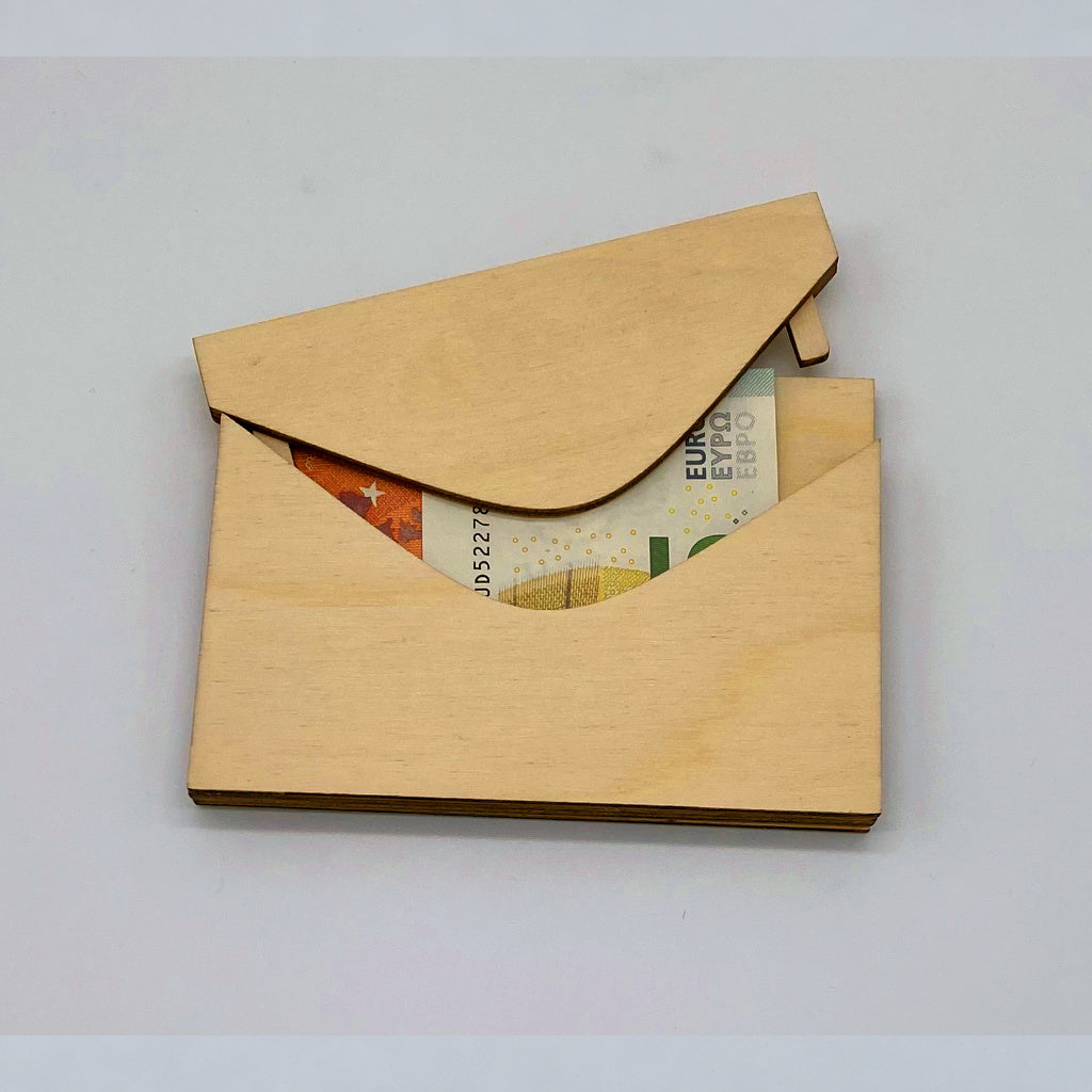 Kleine houten envelopvormige verpakking met een klapdeksel van licht hout, lichtgekleurd zonder zichtbare personalisatie.