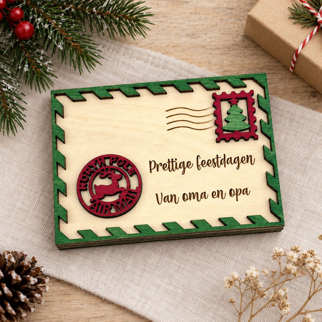 Houten rechthoekige geschenkdoos met groene en rode rand, kerstpostzegel en tekst 'Prettige feestdagen Van oma en opa'.