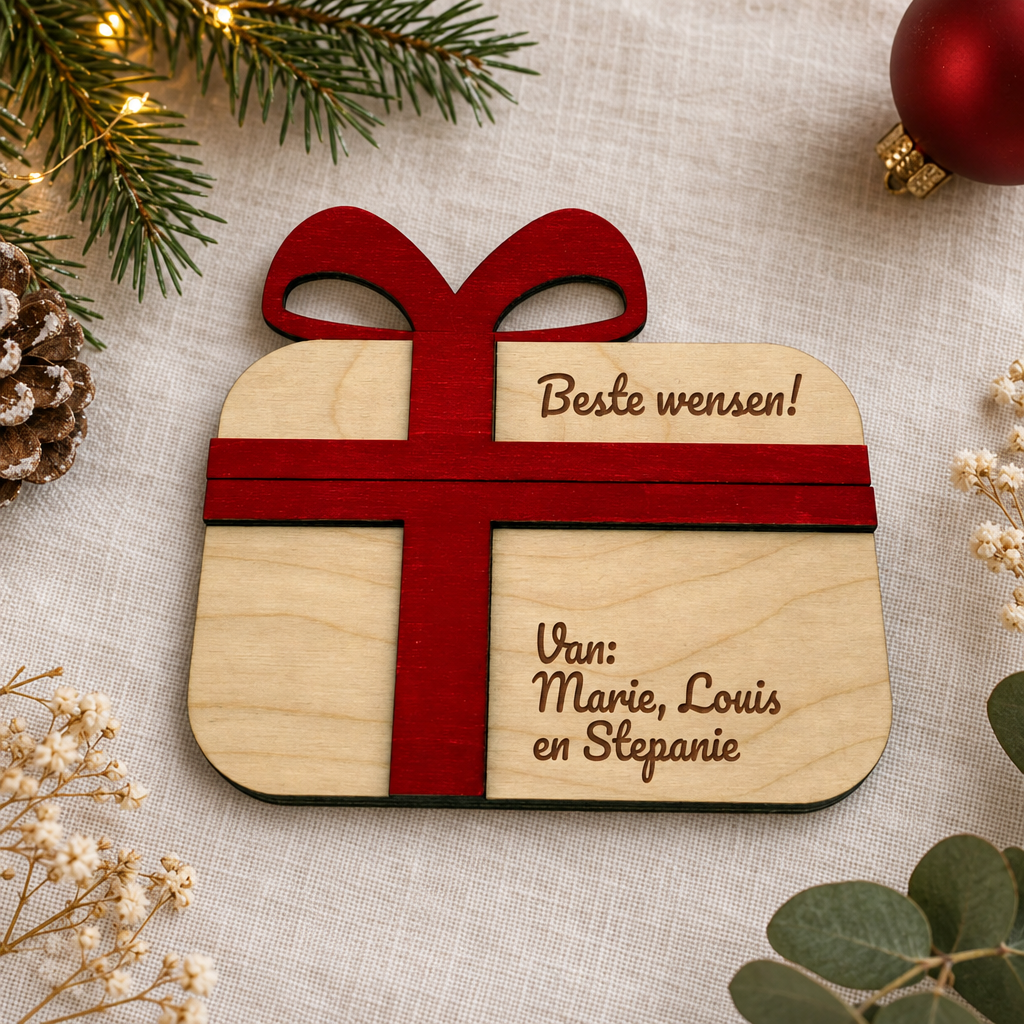Houten cadeauverpakking in licht hout met rood lint en strik, gegraveerde tekst "Beste wensen!" en namen Marie, Louis en Stephanie.