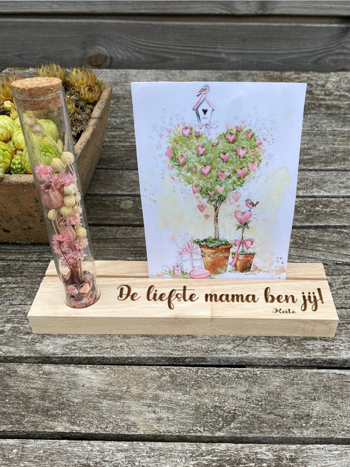 Fotoplankje met buisje en droogbloemen detail