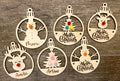 kerstbal met pomponnetjes front view