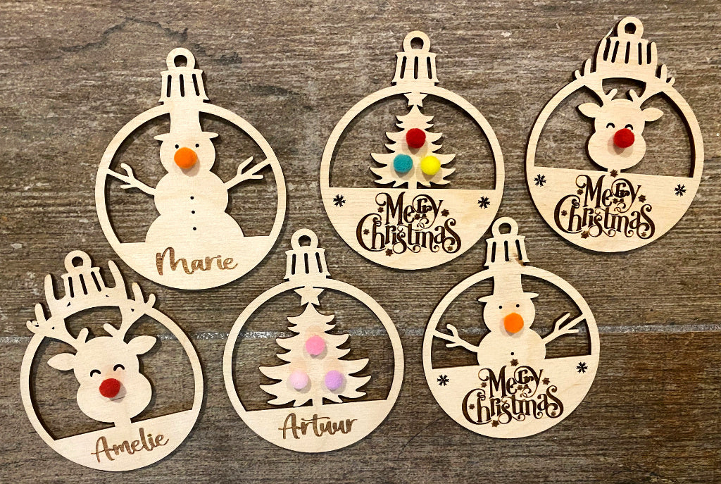 kerstbal met pomponnetjes front view
