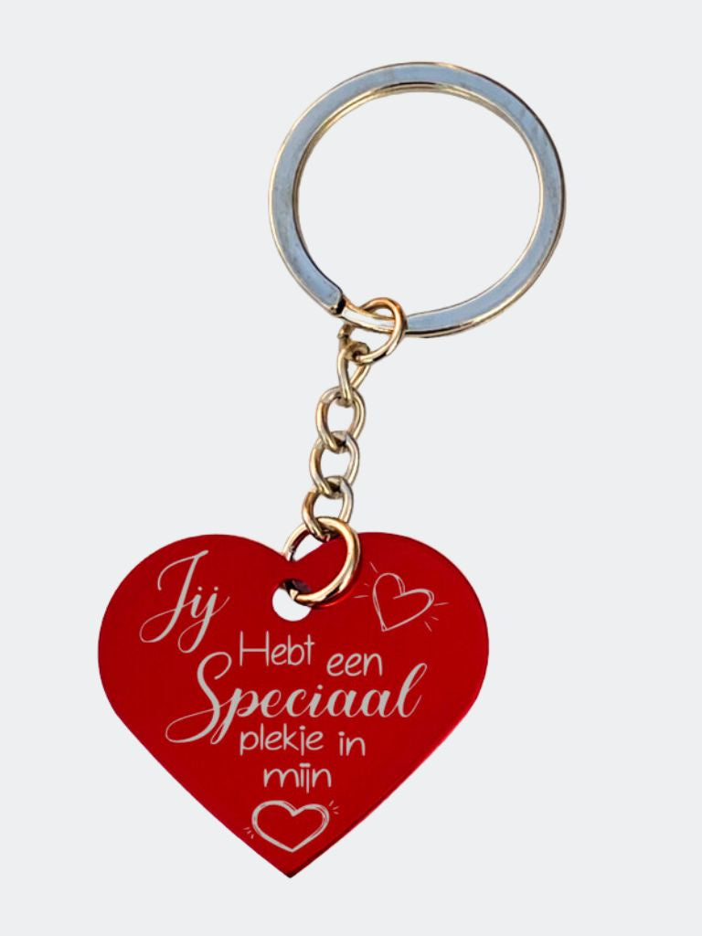 sleutelhanger met rood metalen hartje detail