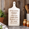 Rechthoekige beukenhouten snijplank met handvat en een gepersonaliseerde tekst in verschillende lettertypes.