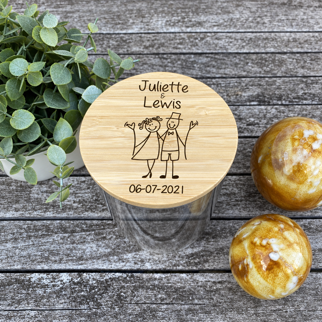 Ronde snoeppot met glazen bodem en houten deksel met getekend bruidspaar en gepersonaliseerde tekst.