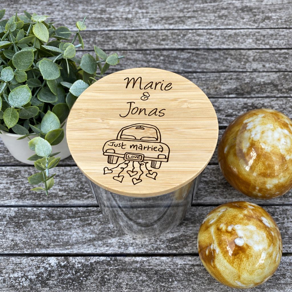 Ronde glazen snoeppot met een houten deksel met een gravure van een auto en een gepersonaliseerde tekst.