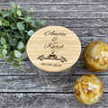 Ronde glazen snoeppot met een houten deksel met een gegraveerde gepersonaliseerde tekst en een design van twee vogels.
