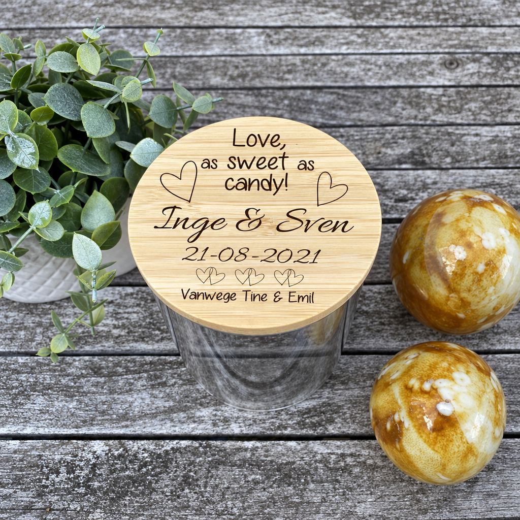 Ronde glazen snoeppot met een houten deksel met gebrande gepersonaliseerde tekst en hartmotieven.