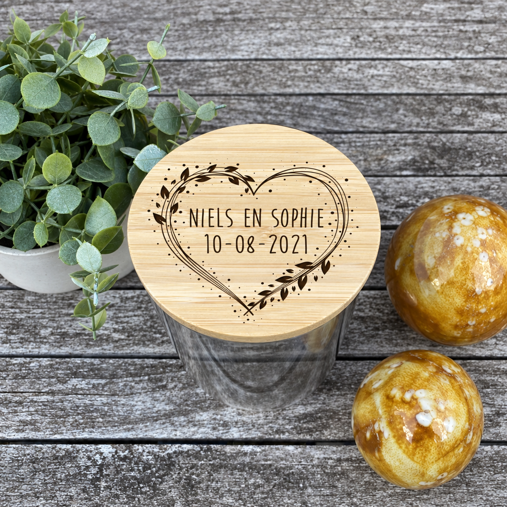 Ronde glazen snoeppot met een houten deksel bedrukt met een hart en een gepersonaliseerde tekst.