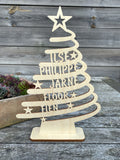 Houten spiraalkerstboom met namen front view