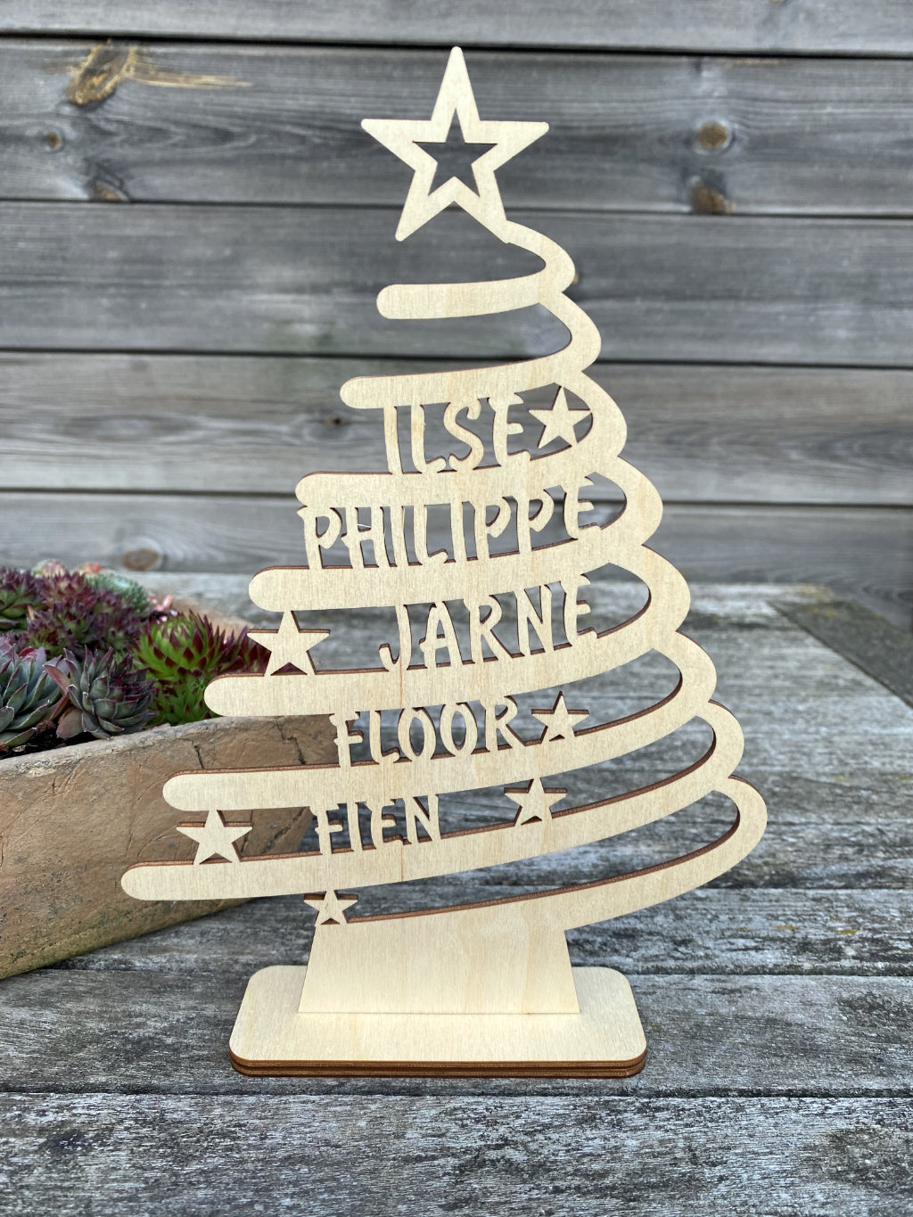 Houten spiraalkerstboom met namen front view