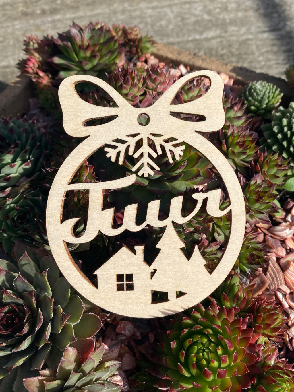 kerstbal met naam in hout detail