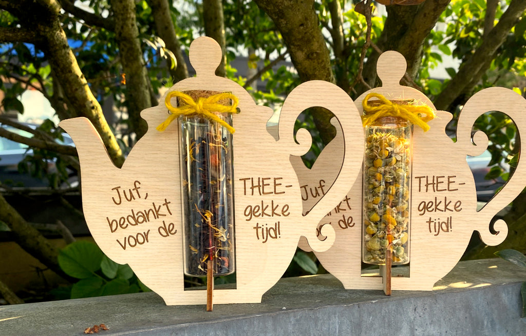 houten theepot met glazen buisje thee front view