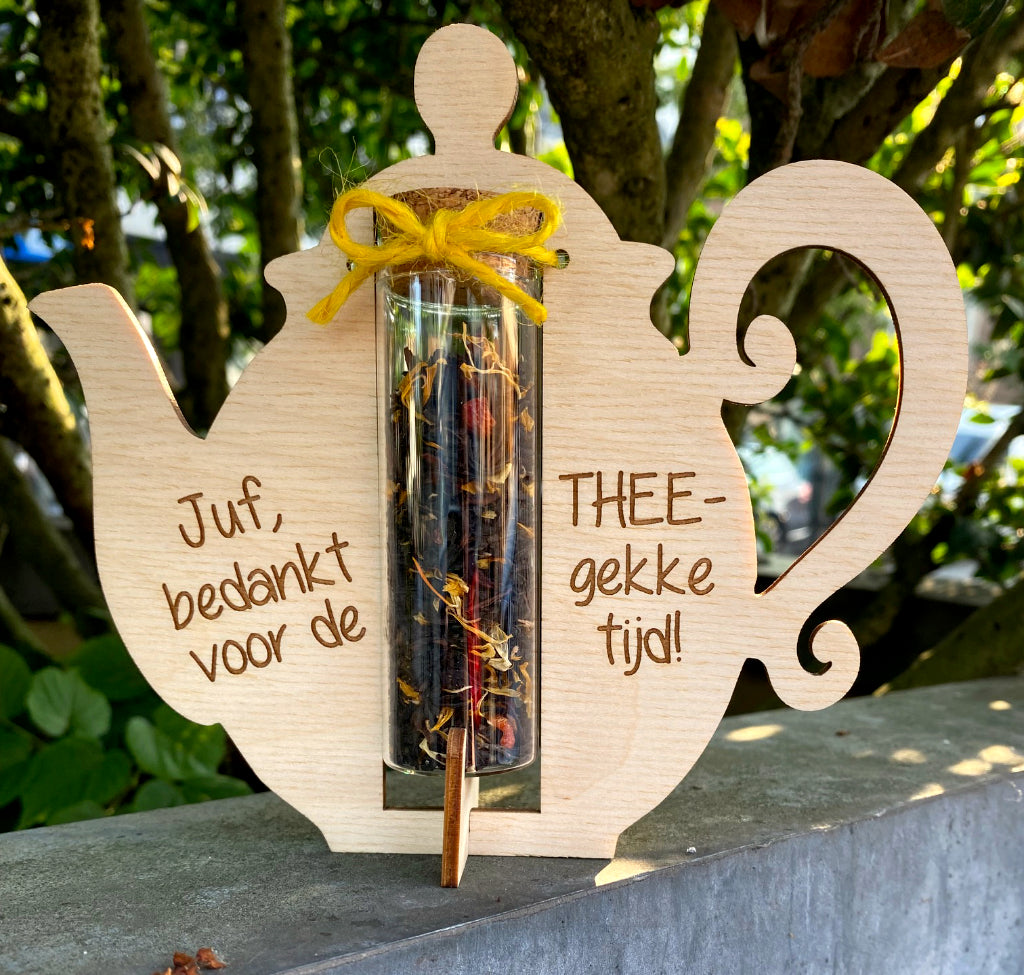 houten theepot met glazen buisje thee detail