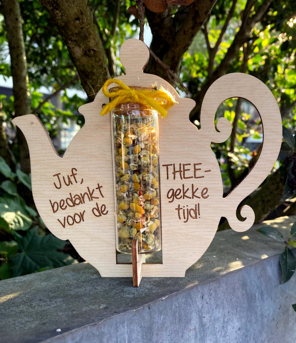 houten theepot met glazen buisje thee lifestyle