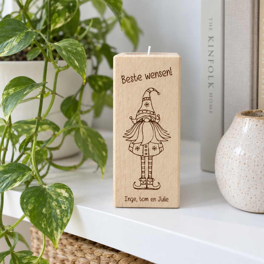 Rechthoekige beukenhouten theelichthouder van 13 cm met gegraveerde kerstgnom en tekst "Beste wensen! Inge, tom en Julie".