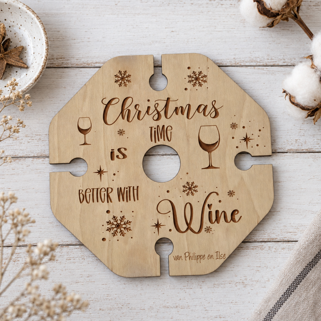 Wijnglashouder van licht hout met kerstthema, sneeuwvlokken en tekst 'Christmas time is better with wine' en namen gravure.